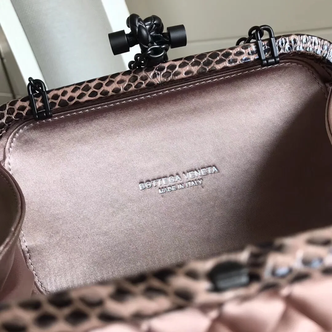 Model 8651 The popular Knot clutch ~ is made of exquisite Japanese silk fabric with freshwater snakeskin piping. It looks elegant when worn cross-body or in the hand. Petite girls can also handle it. It can hold 2 iPhone X phones. Size: 20cm*12cm M56530